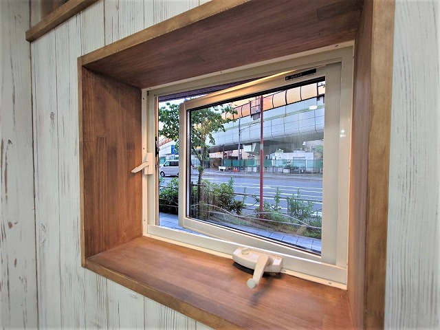 金町貸しスタジオの窓は開き方が2パターンできる